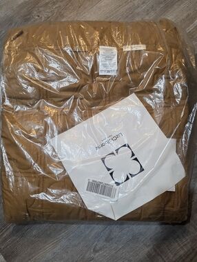 New Liz Claiborne Quilted Tan Twin Size Coverlet /Comforter -
